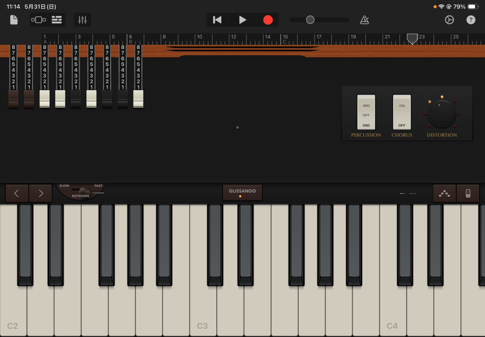 iPadのGarageBandについて質問です。 新しいiPad（A16）を買いGarageBandでなんか作るか〜と思って最初は作れてたんですが、急におかしくなり色々なことが起きました。楽器ごとに説明します。 ［キーボード］ まず開けません、というか開くと落ちホーム画面に戻ります。 元あったキーボードは使えるんですが音色を切り替えるところがどこかに行ったりノブ類も変な位置にあったりとおかしいです ［弦楽器、ドラム類］ 画面が明らかに小さくなり演奏はできるけど、、、って感じです 弦楽器類はキーボードと同じように音色が選べません バイオリンは無事です ドラム類は音色が選べますが画面が小さいです 上記のような不具合があるせいで作曲できません 有識者さん対処法はありますか？ ぜひ教えてもらえると嬉しいです