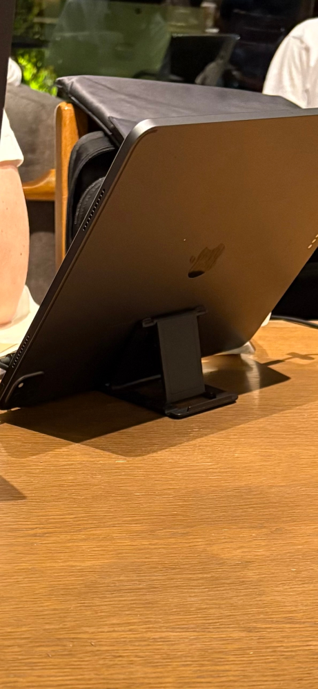 このiPadのスタンドの商品情報を探しています。知ってる方、教えて