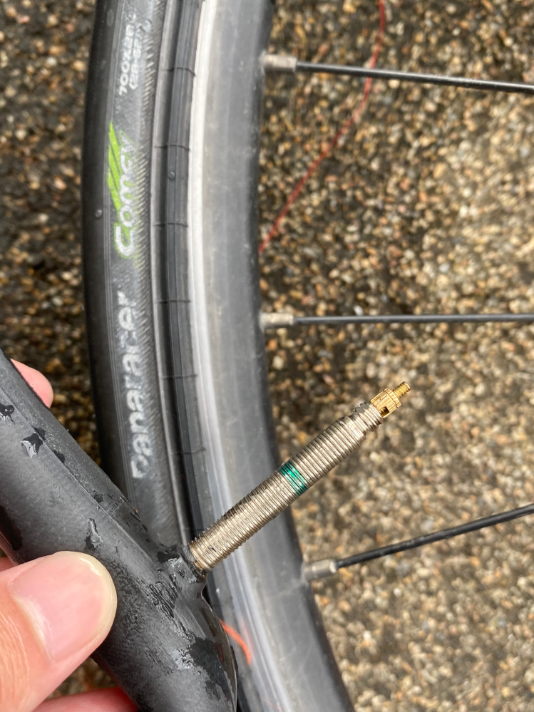 至急です。ロードバイクの空気がすぐ抜けるのでチューブを水につけまし 