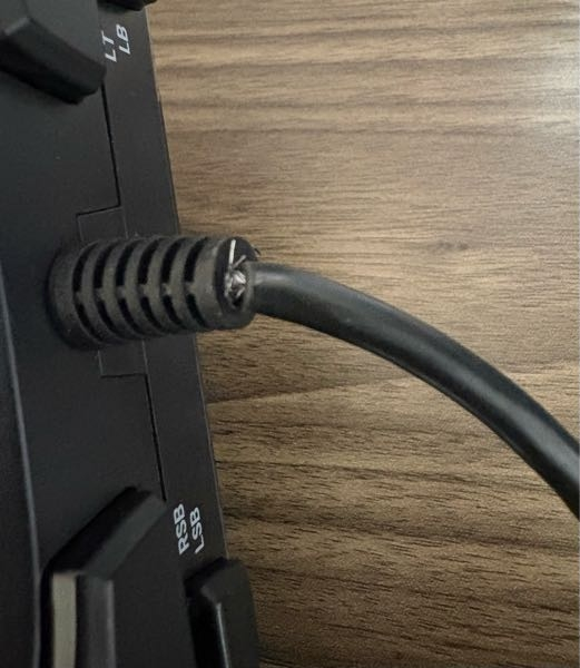 マザーボードのVGAランプが赤く点灯していて、画面に映像が出力され