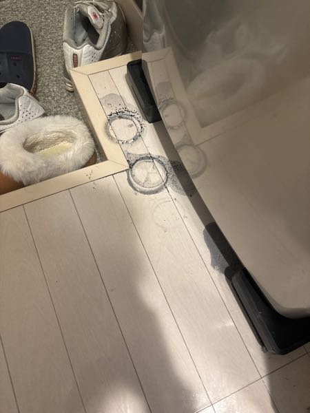 洗濯機の下にこのような黒い水が出ていました。最後に洗濯したのが昼間 