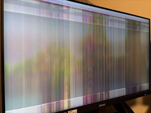 モニターがぶち壊れました。症状は写真の通りです。縦にも横にもノイズ