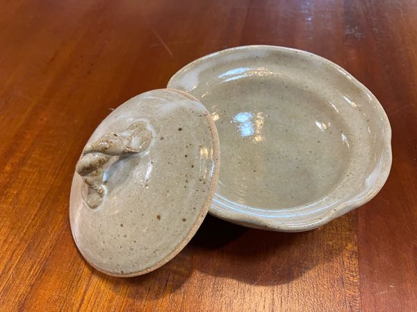 実家から出てきたこの焼き物の陶器は名称はなんですか？また、何を