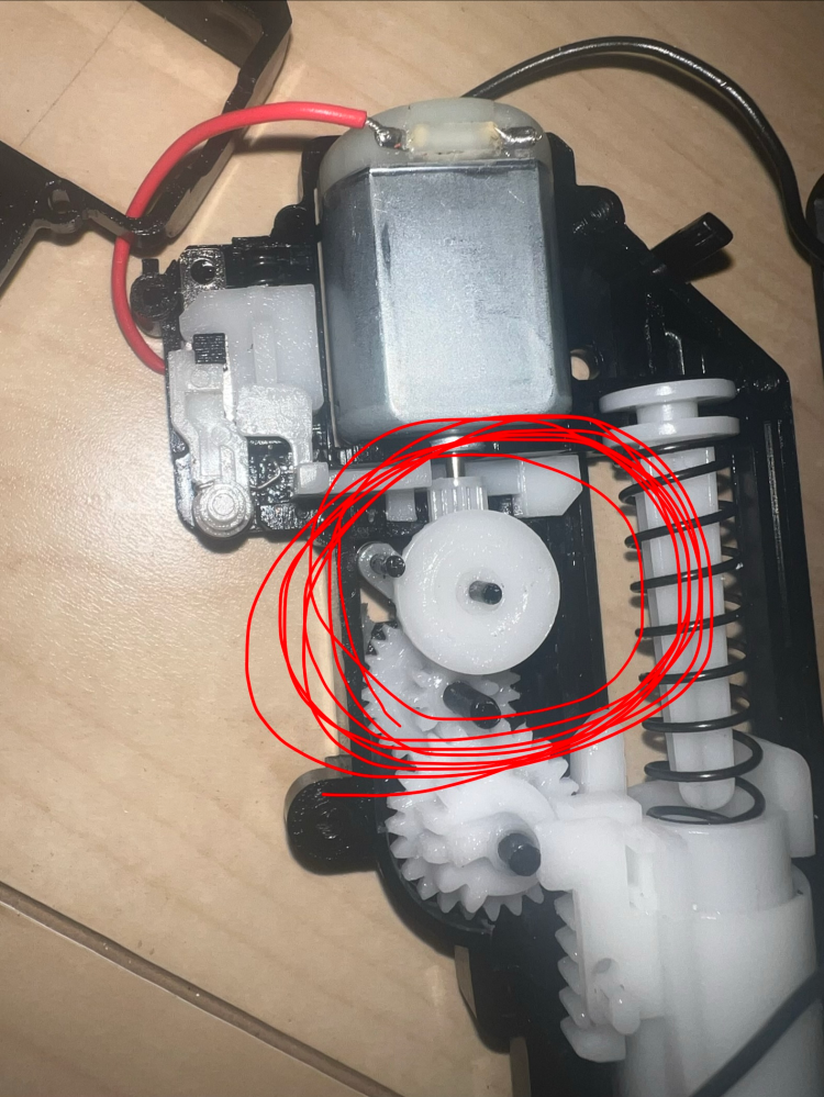 東京マルイ電動ガンBOYsSOPMODM4のまるで囲んである部分のギアが蓋を閉