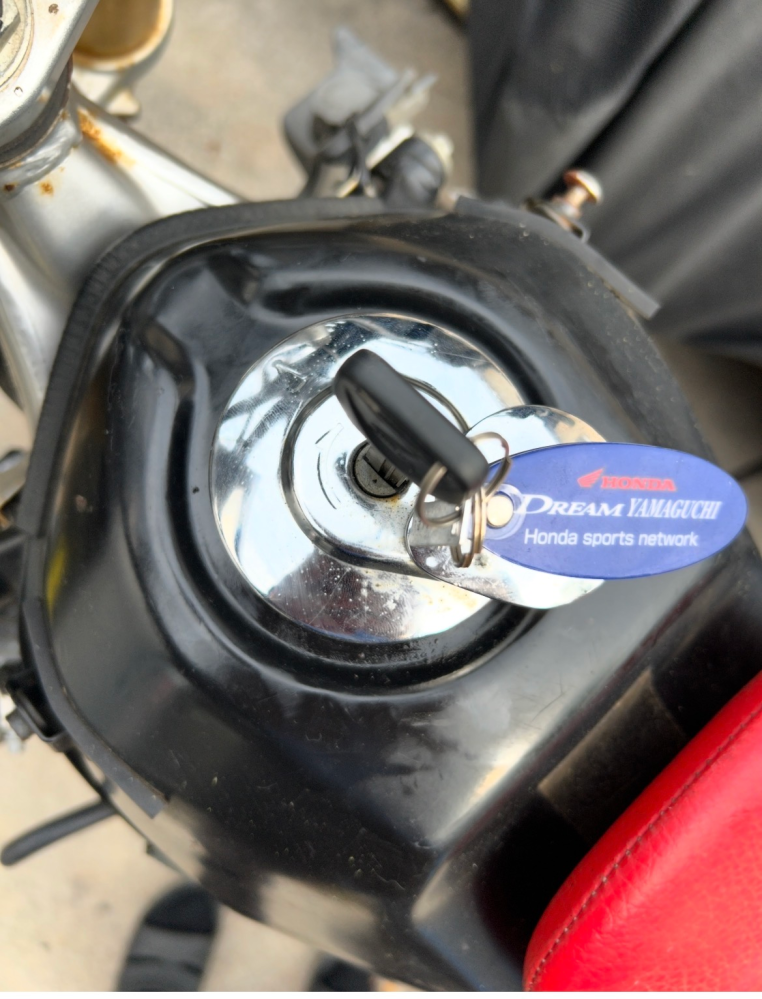 CRF250Lmd38のタンクキャップが外れません。鍵は普通に回って緩むの