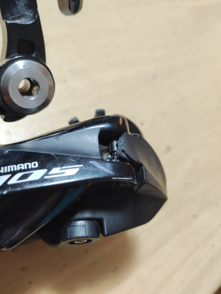 SHIMANORD-R7000 - リアディレイラーの、画像のヒンジの部分が割 