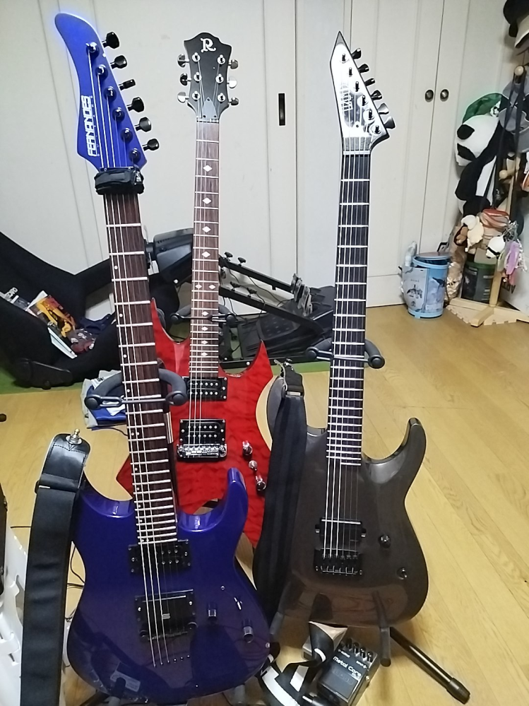 ただの暇つぶしでございま〜す。この写真にある3本のギターのメーカー 