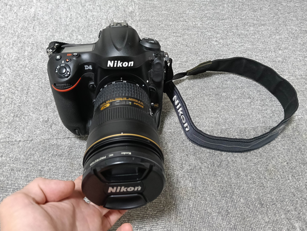 家に写真の様な「ニコンD4」というデジタル一眼レフカメラ本体と「ニコ
