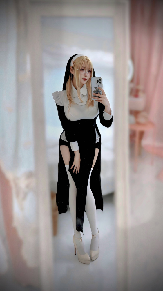 こちらの写真の方はどなたでしょうか？画像検索しても個人名