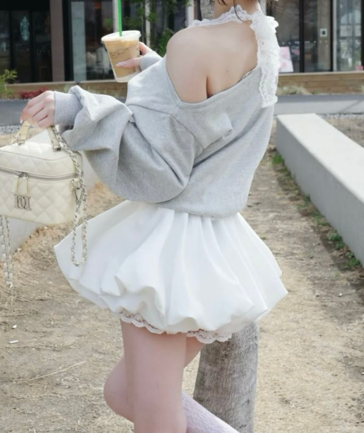 こちらに合う上の服何かないですか（;;）ダーリッチとかなんでもいい 