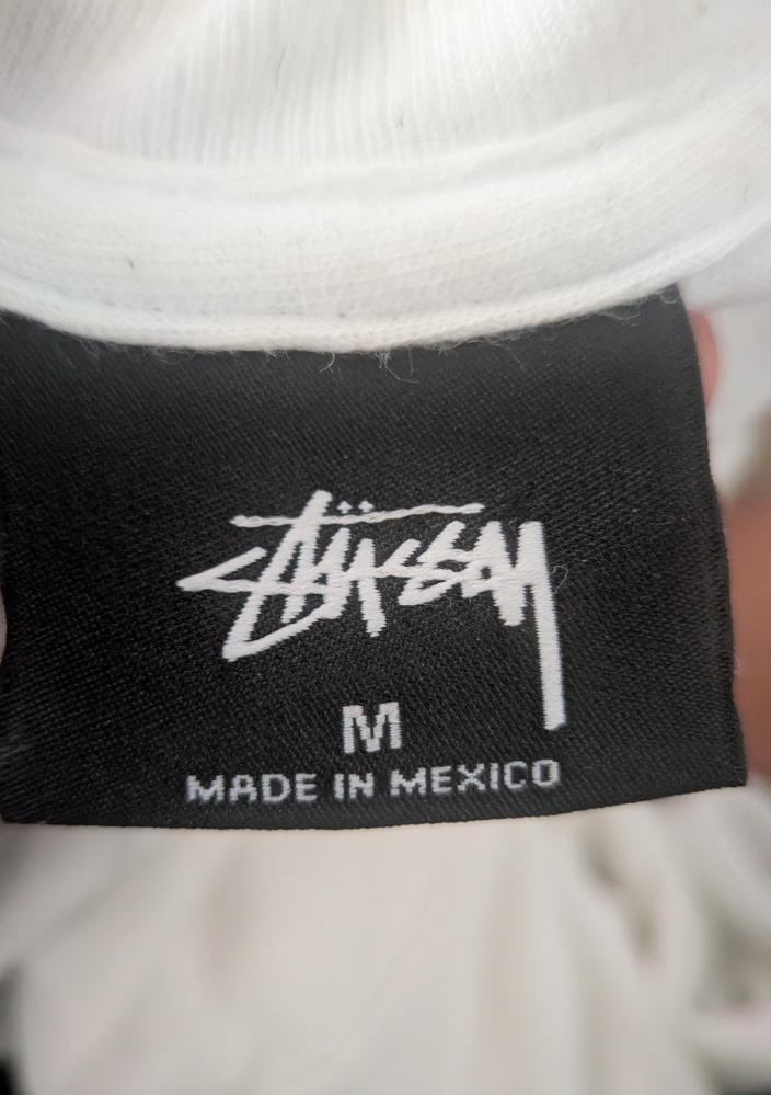 ステューシーのTシャツでどなたかわかる方これが偽物か教えて欲しい 