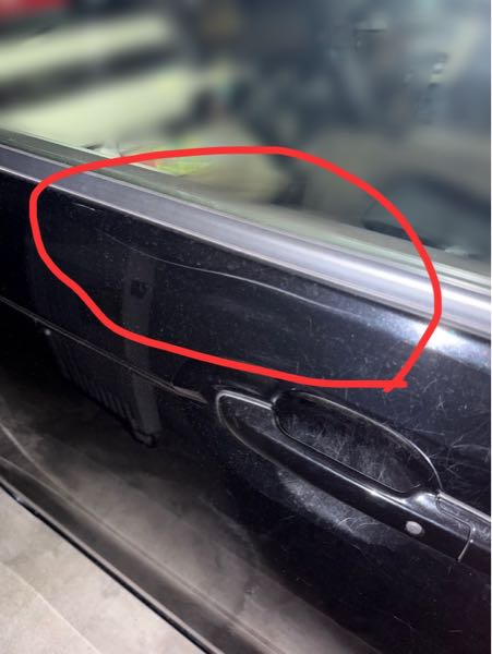 この車の傷は何で傷がついたと思いますか？ - 助手席側の前方ドアです