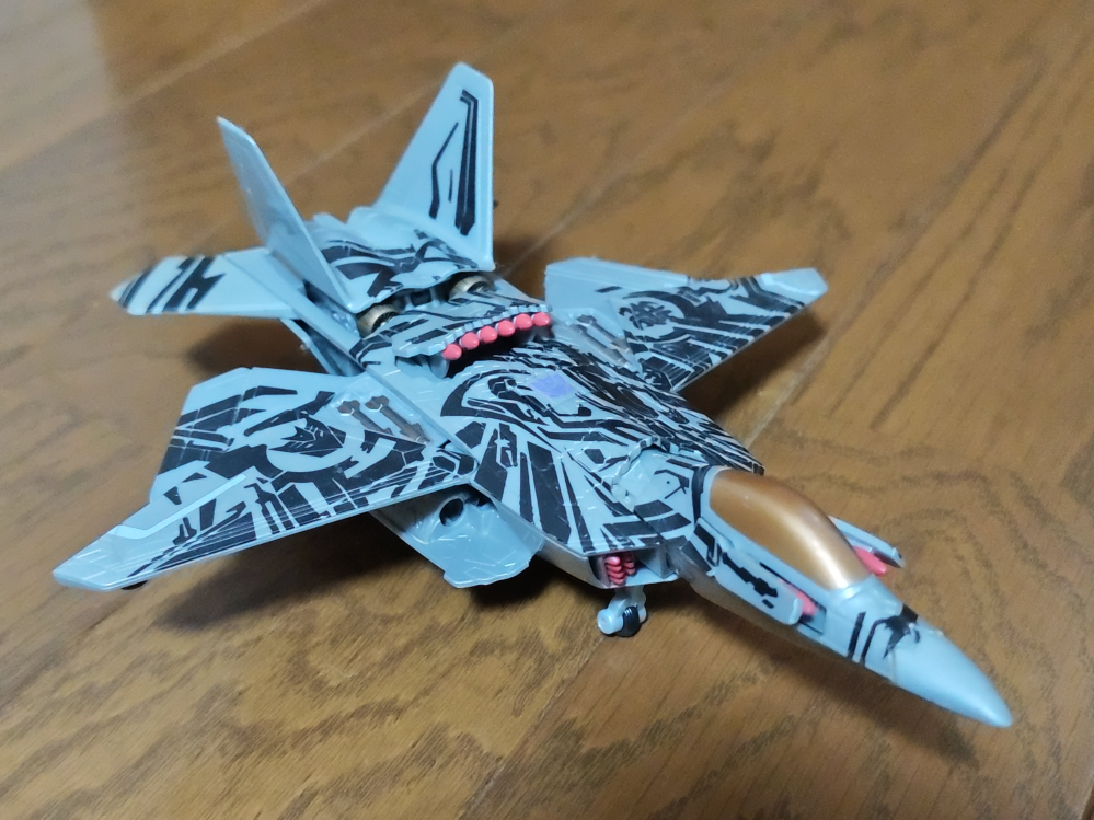 トランスフォーマーのスタースクリームという戦闘機の玩具なんですけど