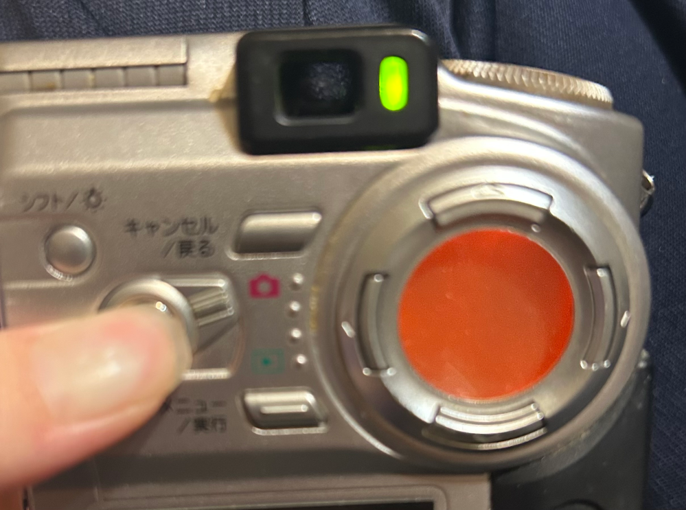 富士フイルムFinePix4700zのカメラなのですが、電源ボタンを押すと画像