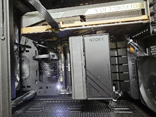 PCを使用中に急にクラッシュしてマザーボードを確認した所、VGAが白