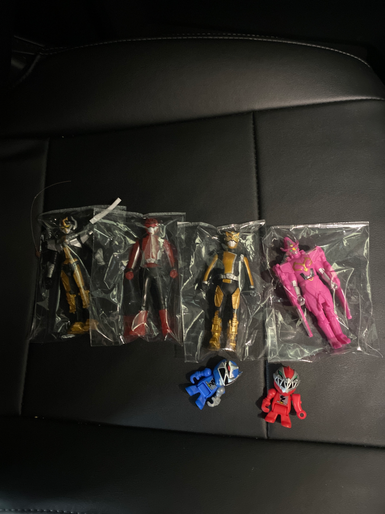 このフィギュアの名前が全部わからないのですが、分かる方いますか