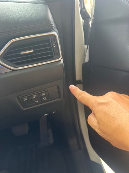 こちらは運転席側の分岐です cx-8走行中に運転席側のこの部分から異音？と言うか音がします。ドアと