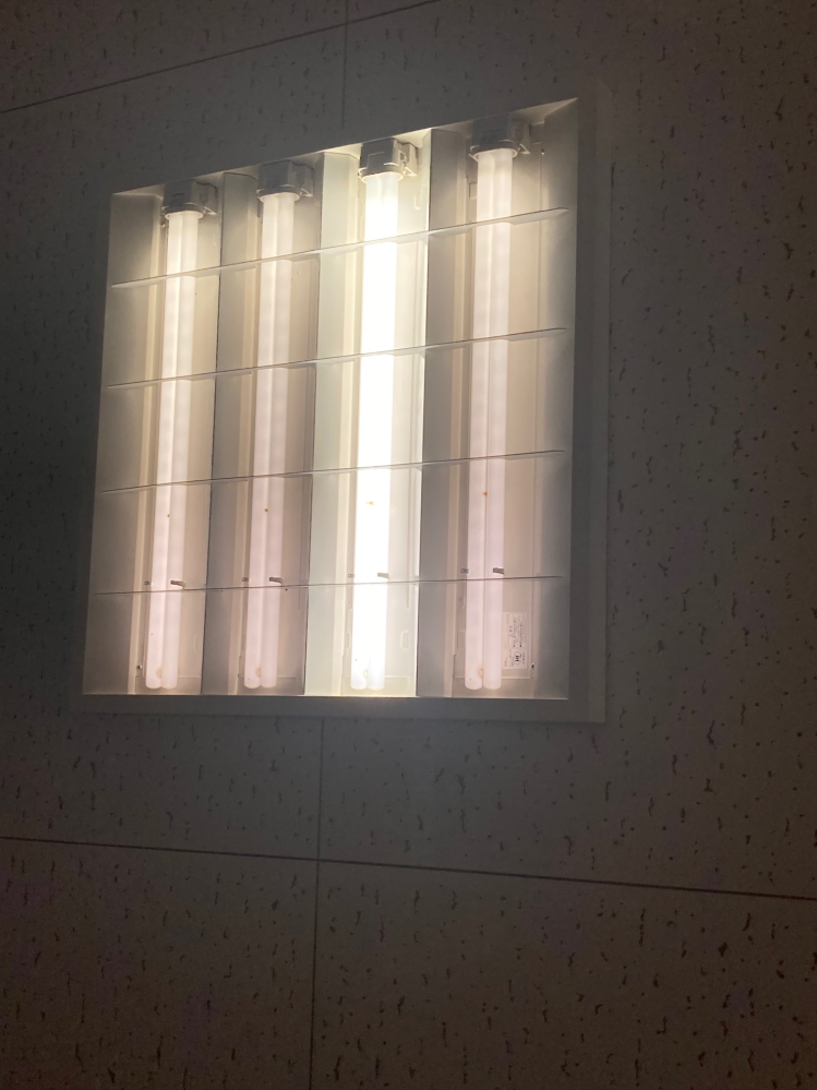 蛍光灯をLED照明にしたいです。画像のような四角の蛍光灯です。台座