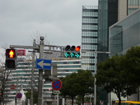 赤信号で緑の矢印が3つ表示されている状態 この写真は名古屋駅周辺の ナナち Yahoo 知恵袋