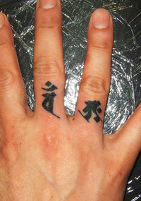 タトゥーを指に指輪みたいに彫る事をなんて言うんですか 指輪みた Yahoo 知恵袋