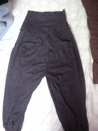 この画像のズボンはなんという名前なんでしょうか 特徴はスウェットみたいで Yahoo 知恵袋