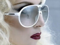 Lady Gaga がbad Romanceで使っていたサングラスどこのメーカーのやつかわかりま Yahoo 知恵袋