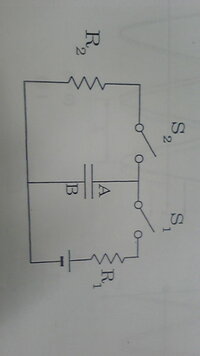 スイッチS1を閉じ、コンデンサーを充電している途中を考える。コンデンサーの両端ABにそれぞれ電荷+Q、-QがたまったときのAB間の電圧Vを求めなさい。

という問題です。
よろしくお願いします。
 