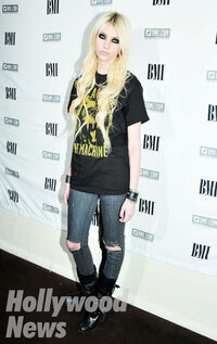 テイラー モムセンの履いているこのジーンズは どこのメーカーなの Yahoo 知恵袋