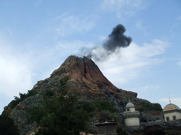 ディズニーシーのプロメテウス火山から出た煙がミッキーの形のように見えるのですが Yahoo 知恵袋