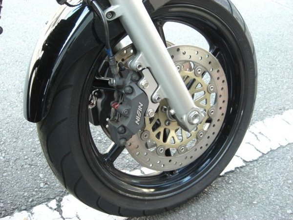質問させて頂きます。RVF400にNSR250Rのフロントホイールは