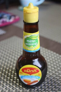 タイ人が卵料理にかけて食べるというマギーというブランドの卵用ソースは醤油とは違 Yahoo 知恵袋