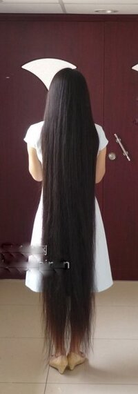 長すぎる髪の女性。 - 今の職場に腰まで髪を伸ばしている女性が