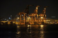 横浜 本牧 大黒埠頭の赤いキリンの画像ですこれはどこからの撮影か画像 Yahoo 知恵袋