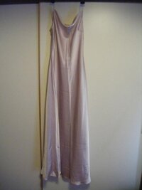 サテンの長いワンピースを膝丈位に切って短く直したいです この形だと裾 Yahoo 知恵袋