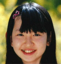 これは子供のころの小嶋陽菜さんですが 顔にほくろがありますよね 今は Yahoo 知恵袋
