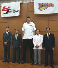 姚明と岡山恭崇は共に226 229cmぐらいで 2人とも同じぐ Yahoo 知恵袋