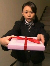 Nhkアメリカ総局の島津有理子アナがこの画像の様にプレゼントを渡して Yahoo 知恵袋