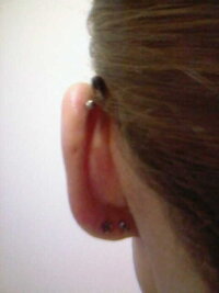 昨日軟骨にピアスを開けたんですが後ろから見て画像の位置にキャッチがあ Yahoo 知恵袋