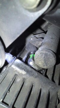 94 Zrx400冷却水漏れ バイクの下にシミが 元を探すと 緑の液 Yahoo 知恵袋