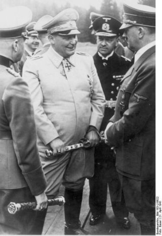 Yahoo!知恵袋ナチスの写真で
ルントシュテットとかゲーリングが持ってる筒状のものは何ですか