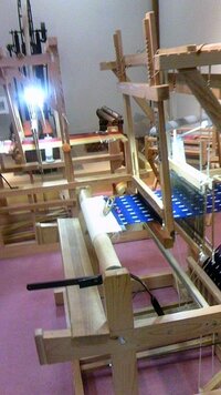 機織り機はどうして 飛び杼を右から左に移すときに足で右の木を踏み 左はその逆で Yahoo 知恵袋