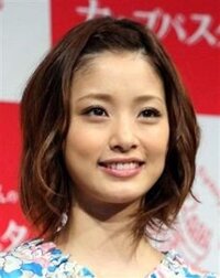 上戸彩は可愛くないとか歯がでてるとか言ってる野郎がました彼女はクセのある顔です Yahoo 知恵袋