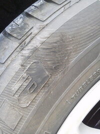 縁石に左後輪を乗り上げてしまいました 駐車場から出る際 軽 Yahoo 知恵袋