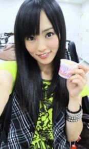 山本彩さんの前髪のようにサラッと斜めに流すのはどうすればいいのでしょうか Yahoo 知恵袋