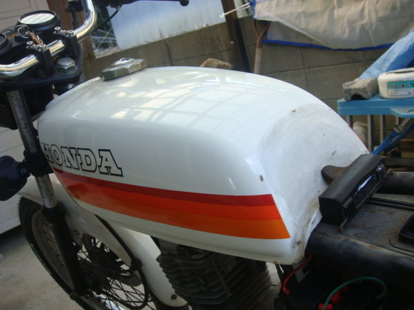 タンクの外し方を教えて下さい！CB50Sです。 - シートは外せまし