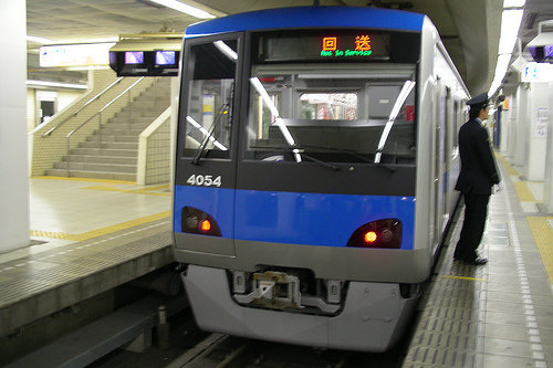 今日、小田急4000形が登り電車として駅に停車しているところを ...