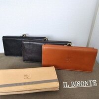 【100枚】イルビゾンテの財布について質問です。 ずっと憧れていたイルビゾンテの財布を購入しようと思っています。

がま口タイプの長財布を購入しようと思っているのですが

沖縄在住の為、店舗で実物を見ることができずネットでの購入になります。

そこで色々不安に思うことがあり、この場で質問させていただきます。

まず色はヌメ、ヤキヌメ、ブラックで迷っているのですが

イルビ...