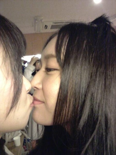友達に キスして とお願いされたら女同士でキスできますか 写真はｈｋｔ４８の指 Yahoo 知恵袋