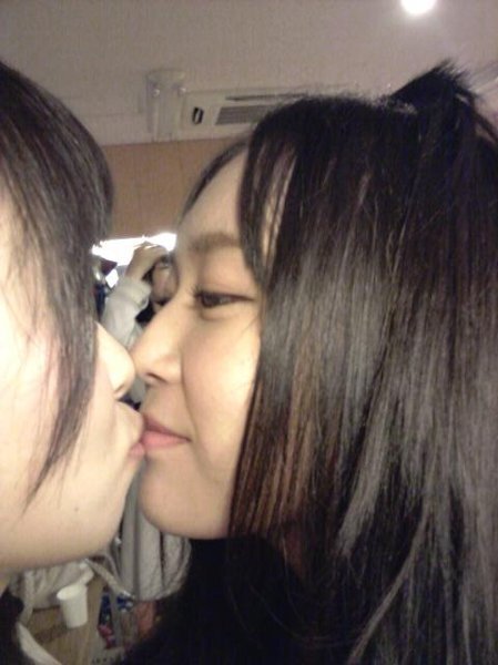 友達に キスして とお願いされたら女同士でキスできますか 写真はｈｋｔ４８の指 Yahoo 知恵袋