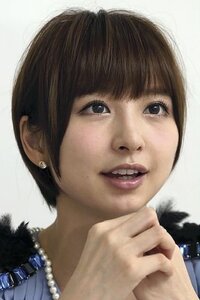 篠田麻里子さんのような髪型にしても 耳にかけた髪がすぐに降りてく Yahoo 知恵袋